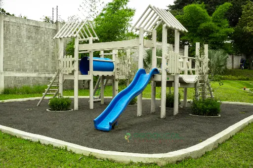 Playground de madera plástica fabricado por Producol