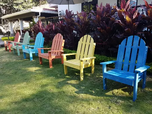 Bancas y sillas de madera plástica para exterior